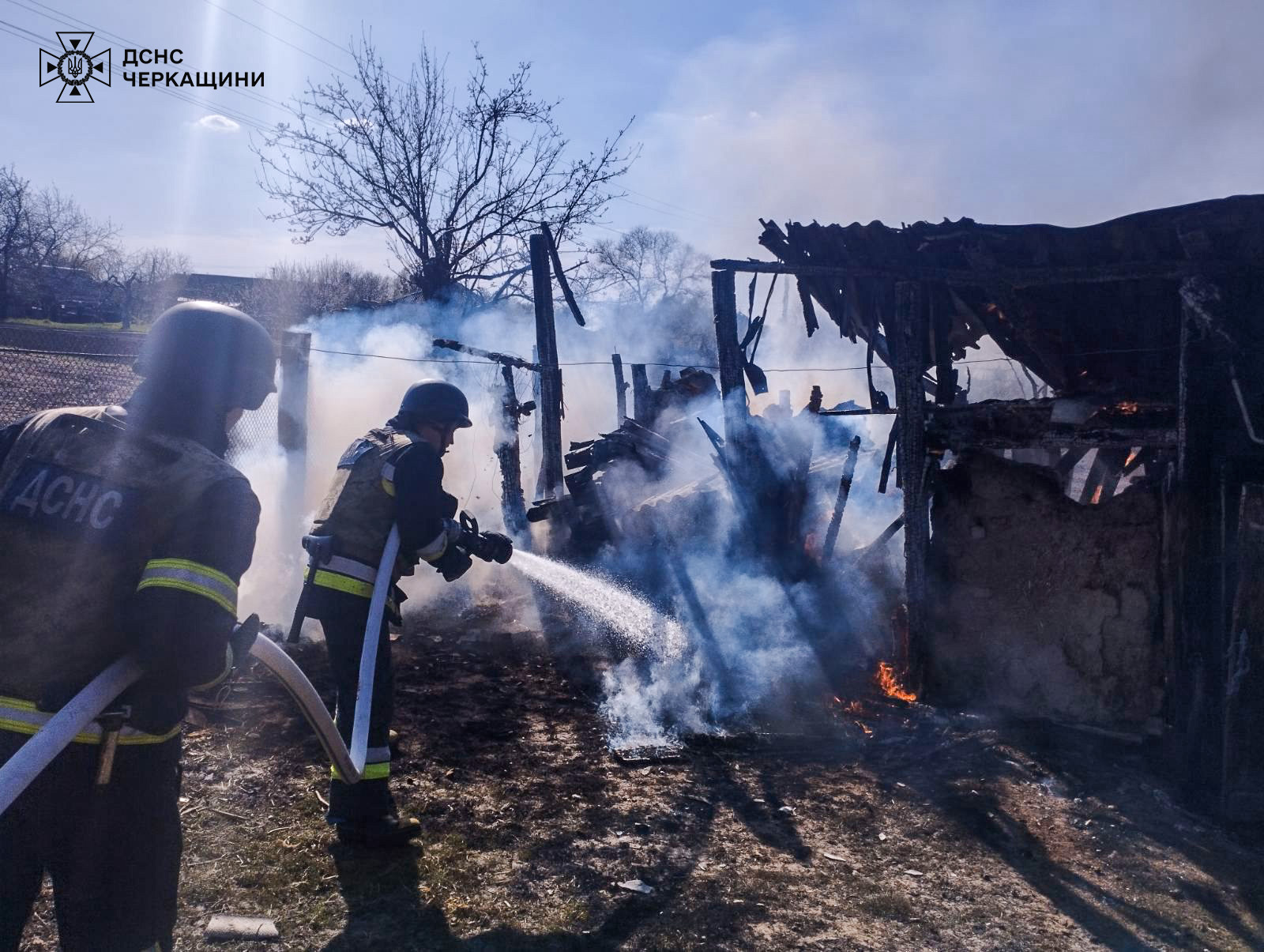 рятувальники ліквідують пожежу на Черкащині