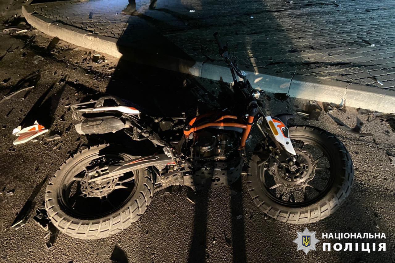 пошкоджений мотоцикл на місці аварії в Умані