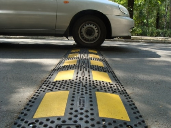 Лежачий поліцейський