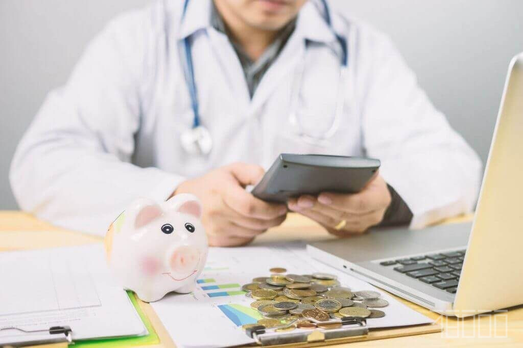 Лікар рахує гроші
