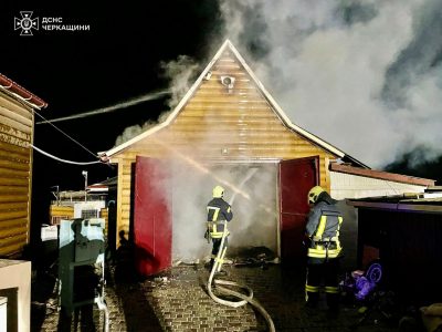 рятувальники гасять пожежу гаражів