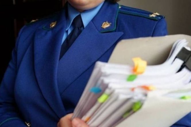 Прокурор з папкою