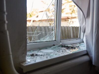 вибиті вікна унаслідок атаки