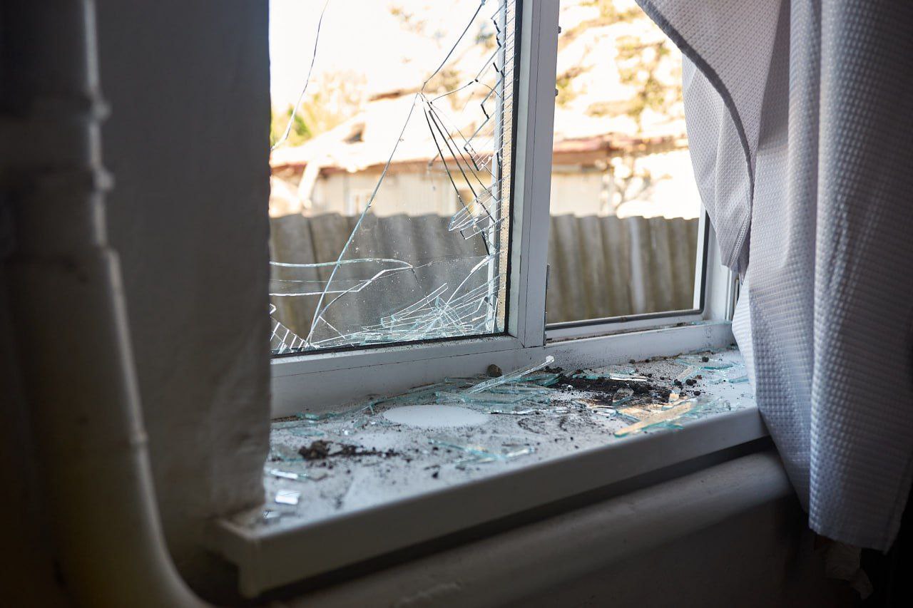 вибиті вікна унаслідок атаки