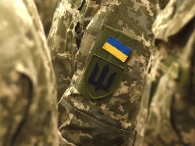військовий у формі. прапор України на формі