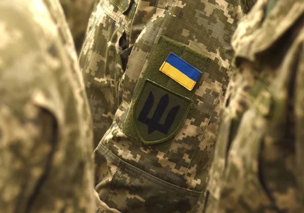 військовий у формі. прапор України на формі