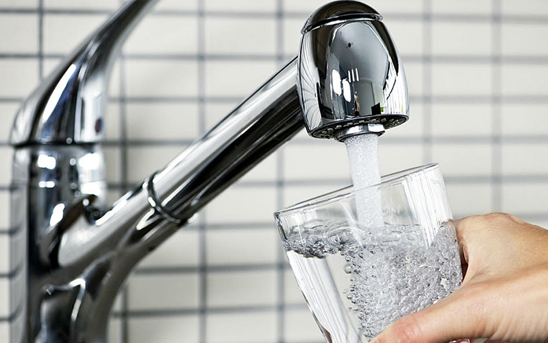 воду з крана набирають у склянку