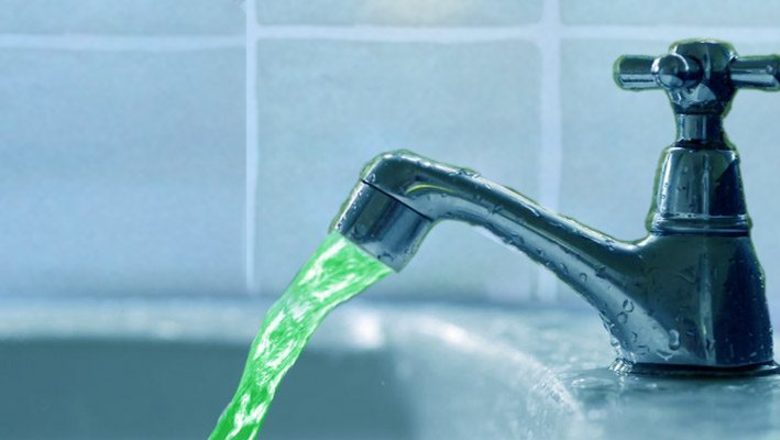 зелена вода з крану тече