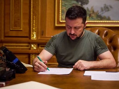 президент України підписує документи