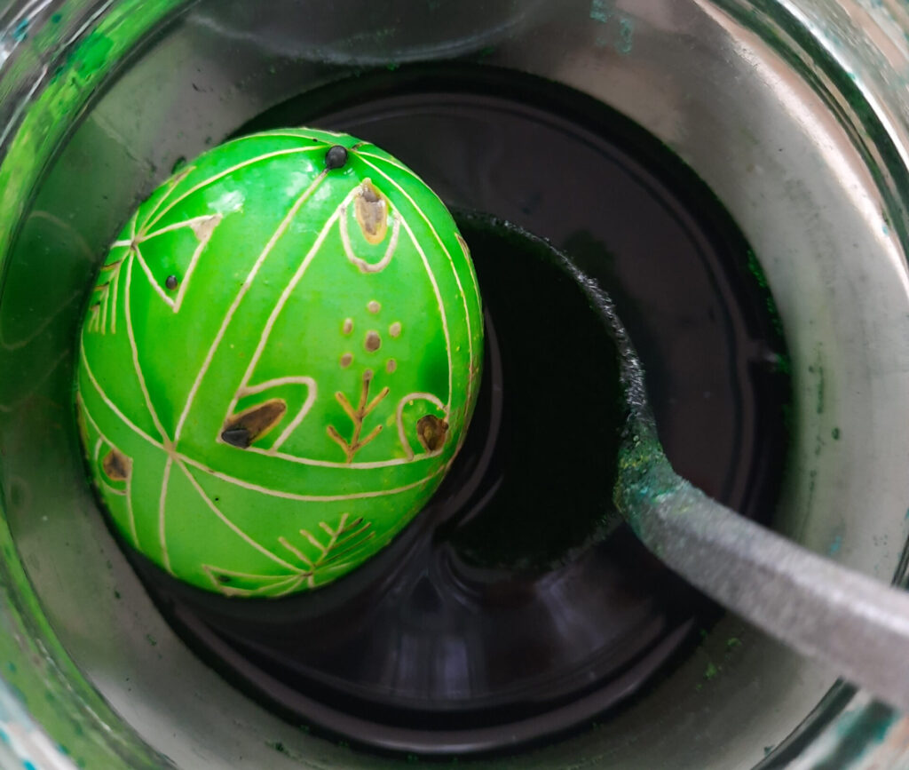 писанку фарбують у барвнику