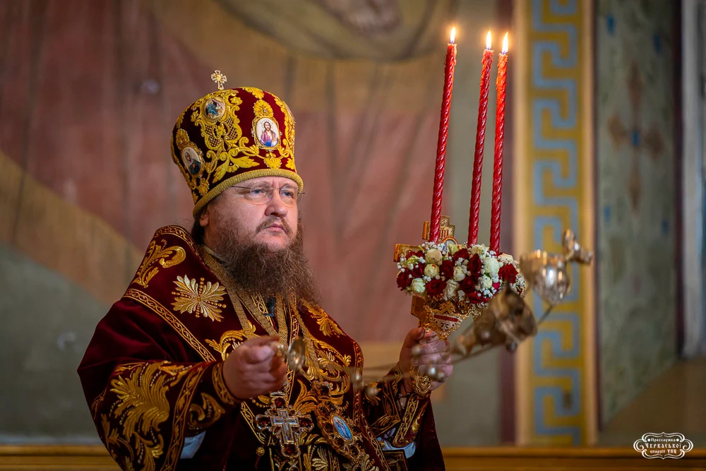 Митрополит Феодосій проводить великодню службу