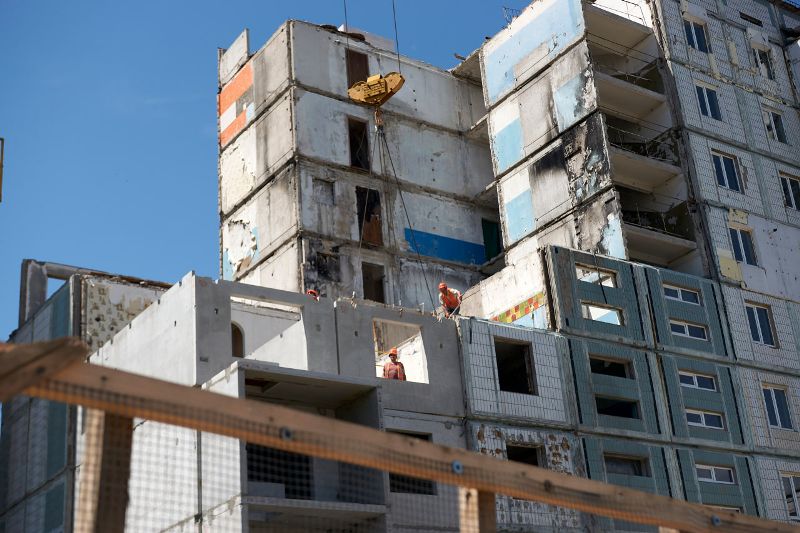 будівельники відновлюють багатоповерхівку