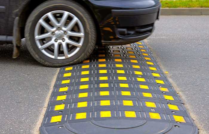 лежачий поліцейський