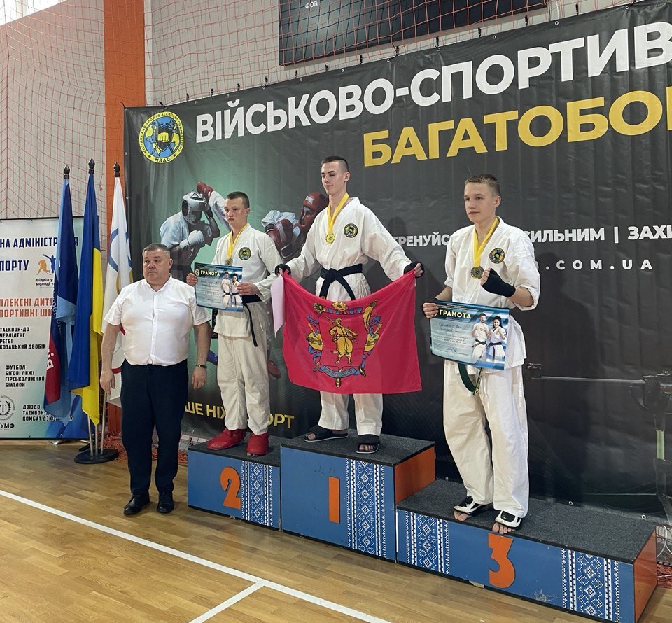 черкаські спортсмени на нагородженні на турнірі в Києві