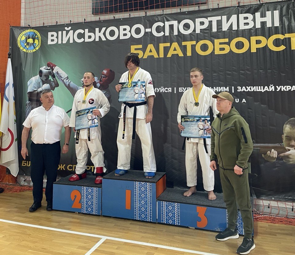 черкаські спортсмени на нагородженні з військово-спортив