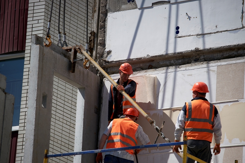 робітники відбудовують будівлю в Умані 