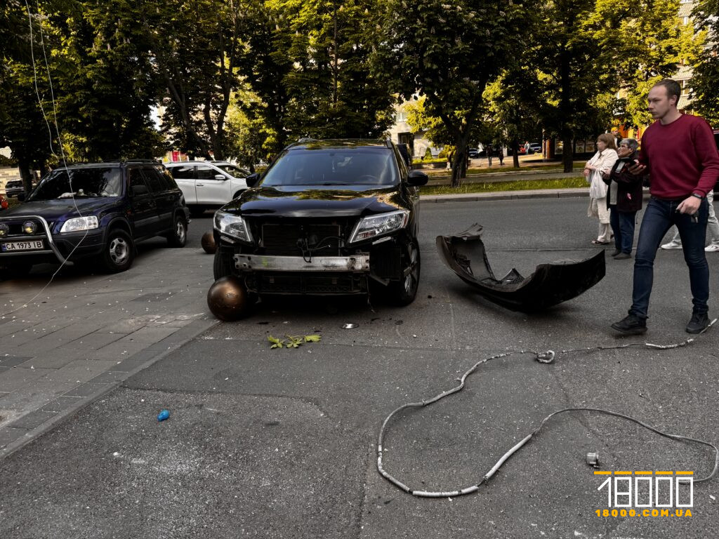 Пошкоджені автомобілі на бульварі Шевченка