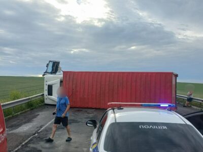 вантажівка перекинулася на автодорозі на Уманщині