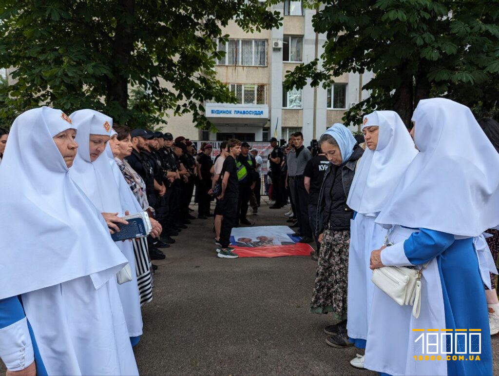 Активісти і прихильники УПЦ чекають на Феодосія
