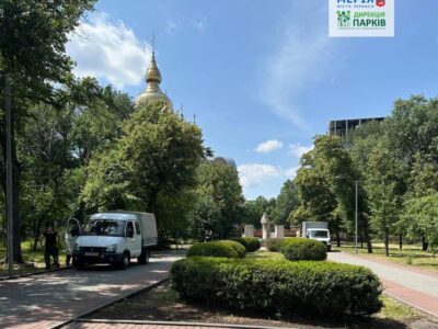 комунальники прибирають Соборний парк у Черкасах