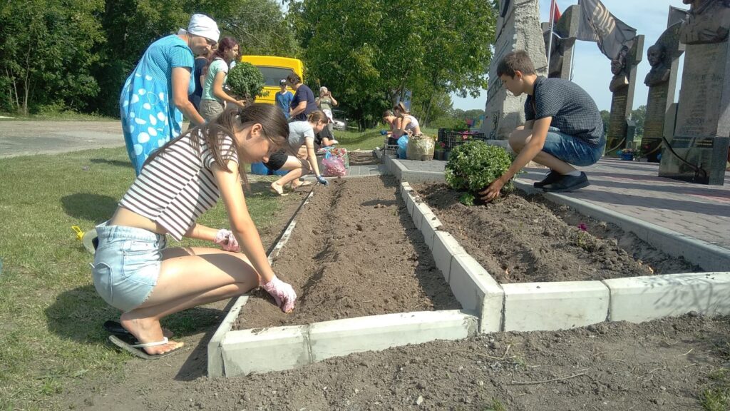 Висаджують квіти у Холодному Яру