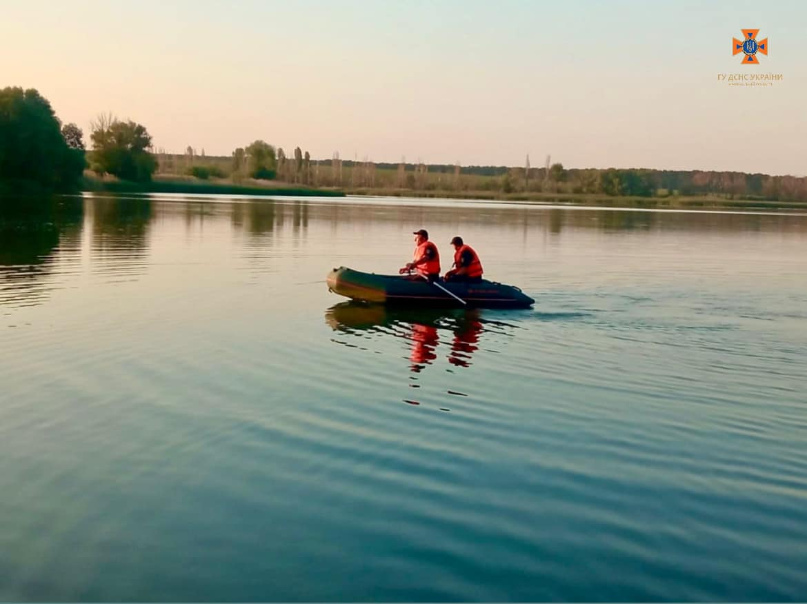 працівники ДСНС обстежують водойму