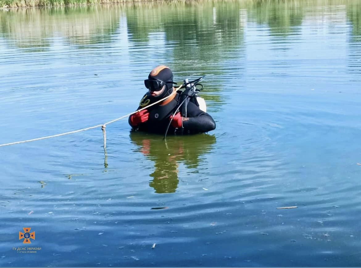 рятувальник обстежує зону біля води