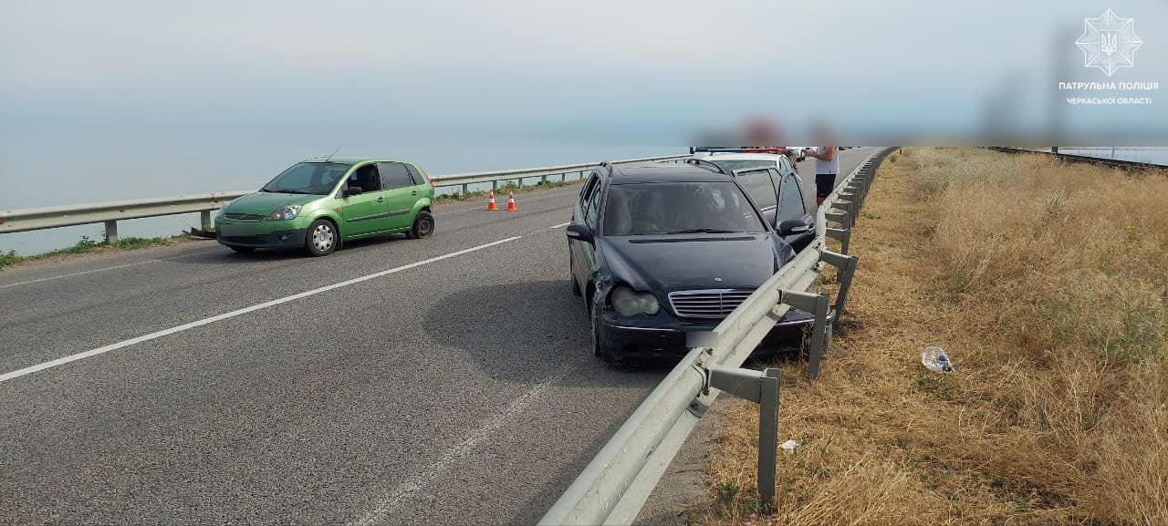 автівка в'їхала у відбійник