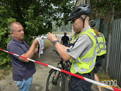 Іван Рудик показує документи правоохоронцям