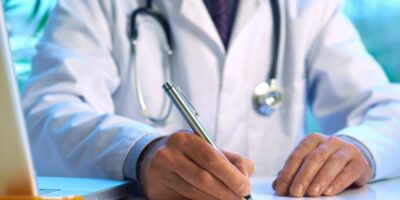 Лікар підписує документ