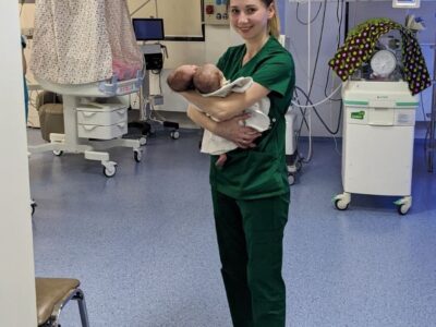 медсестра з новонародженими