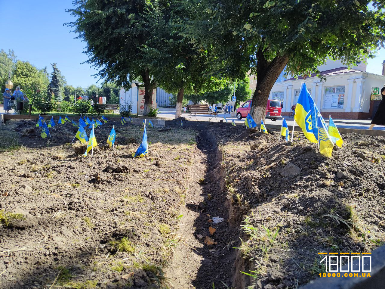 Жовто-блакитні прапори на місці забудови в Кам'янці 