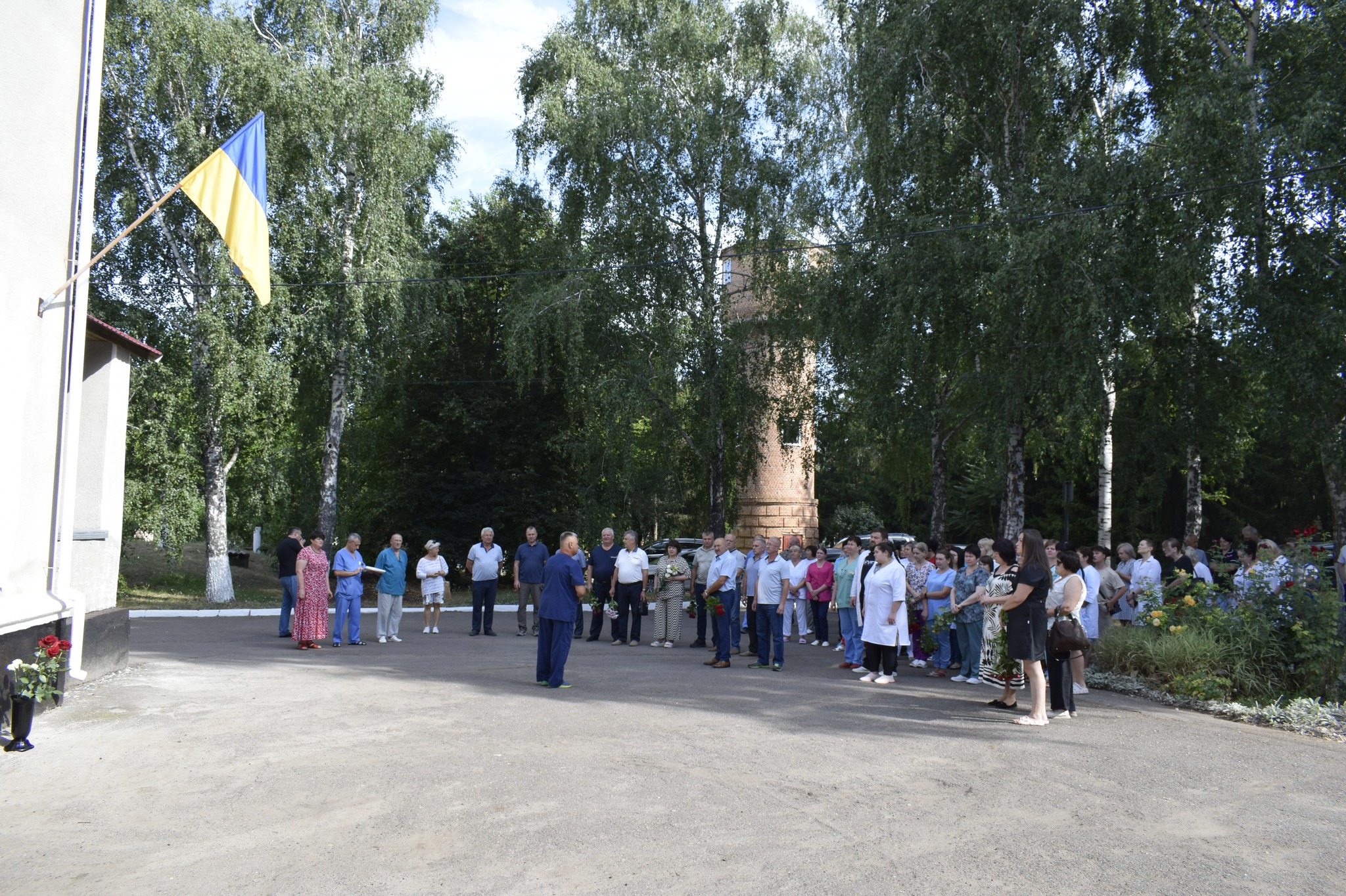 люди, які зібралися на відкритті меморіальної дошки 