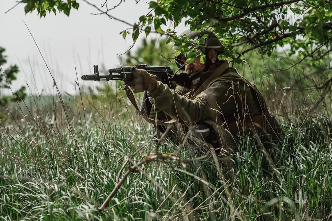 Воїн зі зброєю у полі 