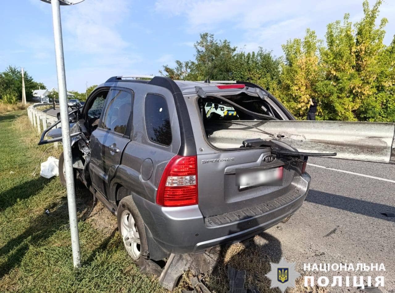 автомобіль в'їхав у відбійник