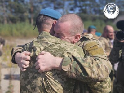 двоє військовополонених зустрілися