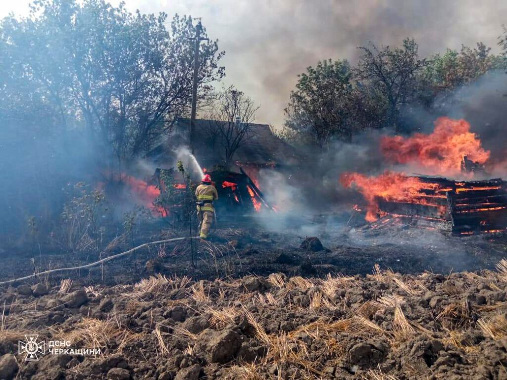 Пожежа трави та будинку