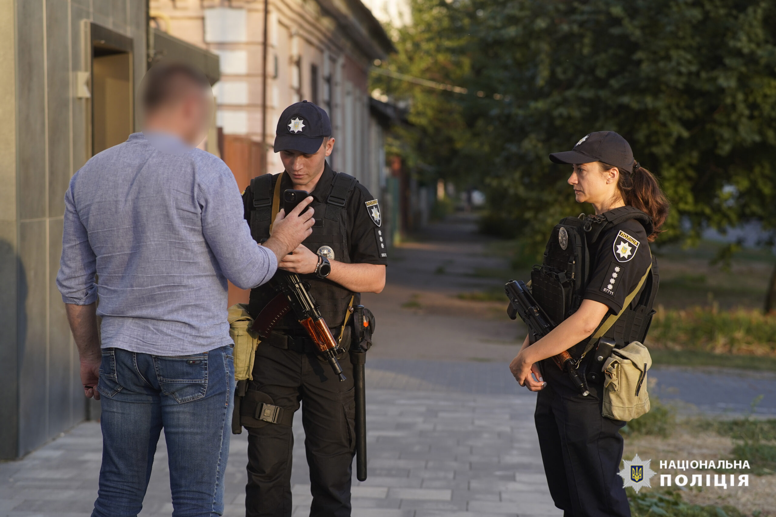 правоохоронці перевіряють громадян у Черкасах