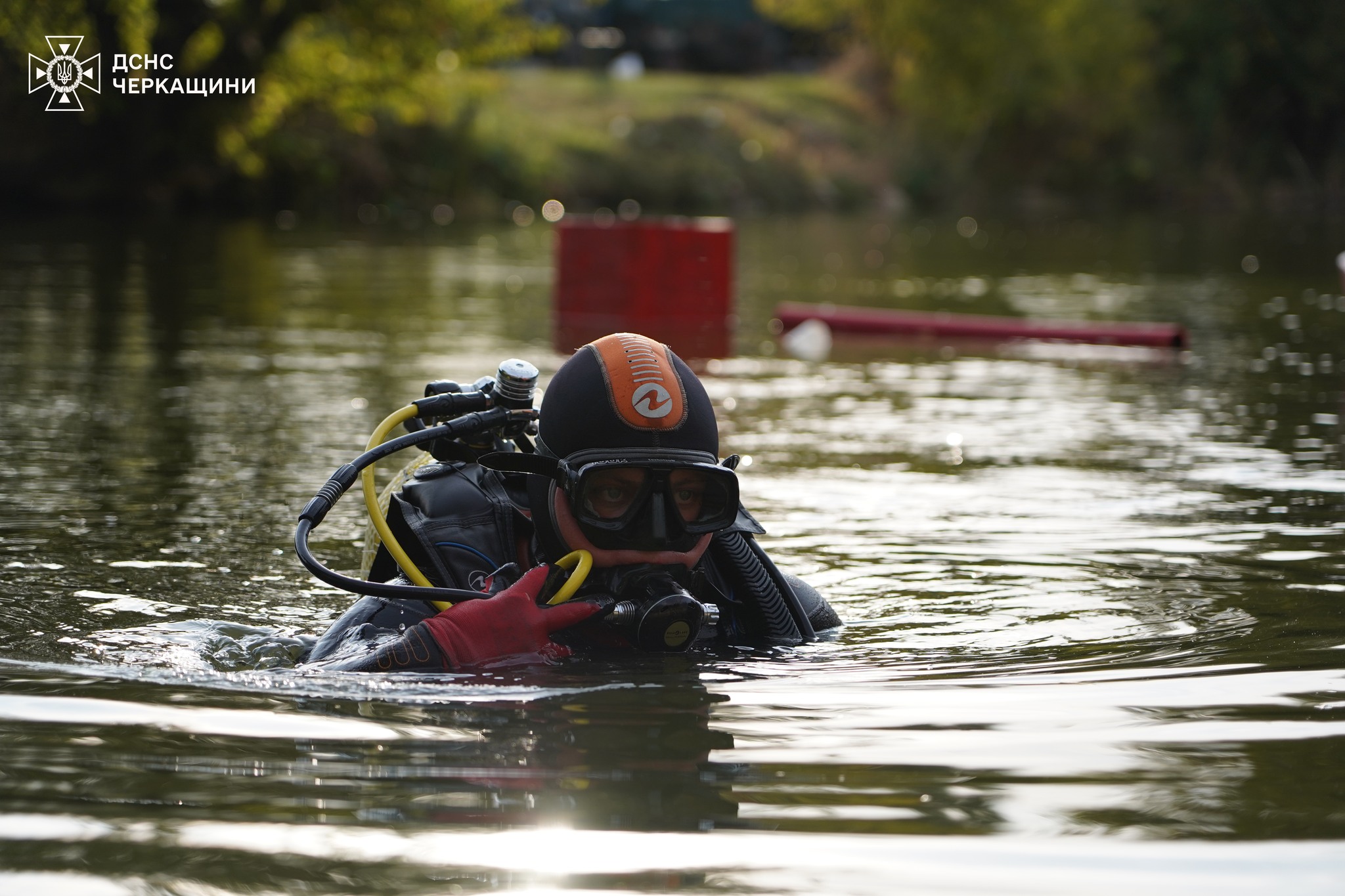 водолаз в Умані досліджує водойму, яку використовують під час паломництва хасиди