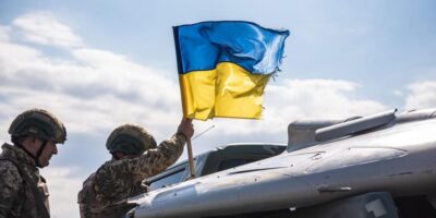 військові з українським прапором