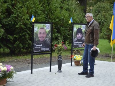 чоловік на Алеї пам'яті загиблим військовим на Звенигородщині