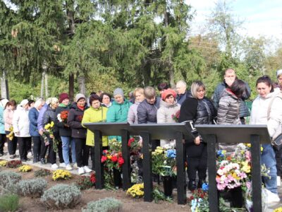 люди кладуть квіти до Алеї пам'яті захисників у Сатанівці