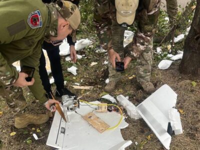 правоохоронці оглядають залишки безпілотника біля школи у Черкасах