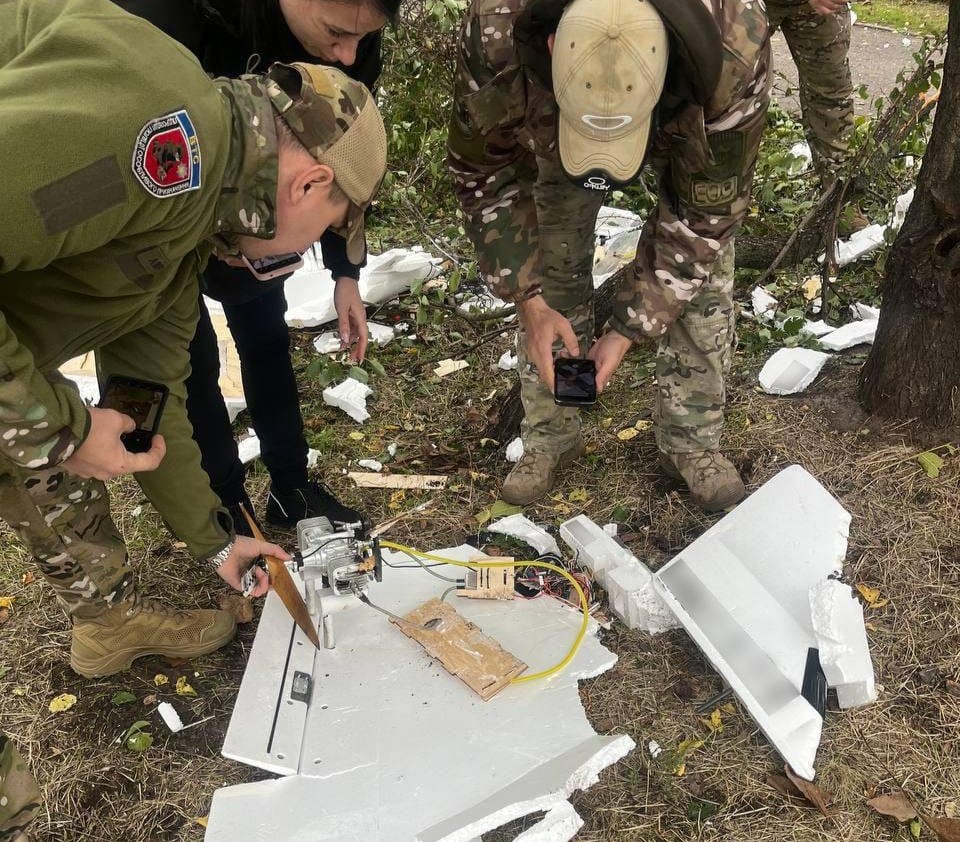 правоохоронці оглядають залишки безпілотника біля школи у Черкасах