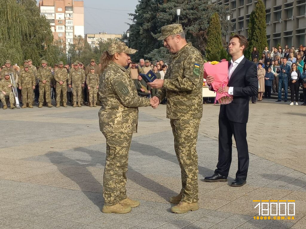 Ігор Табурець вручає нагороду військовій