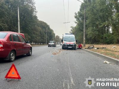 ДТП за участі велосипедиста у Черкасах, працюють медики