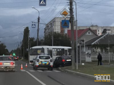 зіткнення легковика та автобуса у Черкасах