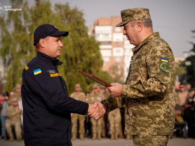 Ігор Табурець вручає грамоту рятувальнику