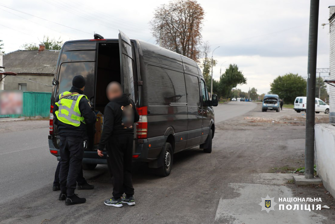 поліція оглядає автомобіль під час рейду