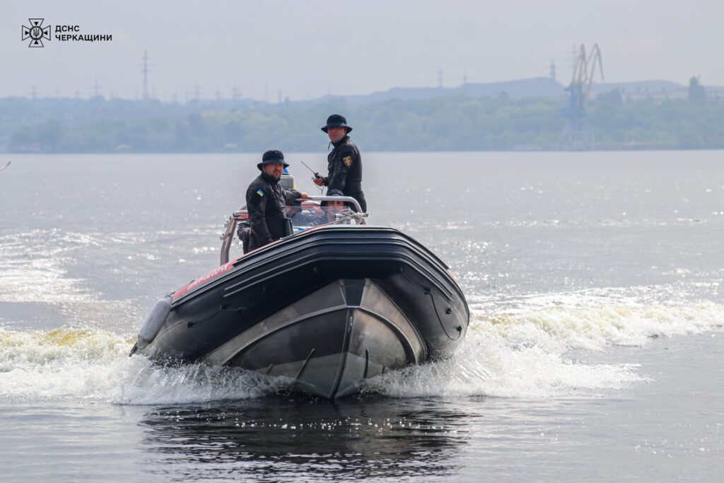 Водолази-сапери у човні